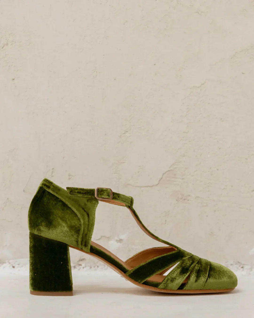 SHOE WITH T-BAR AND STABLE HEEL