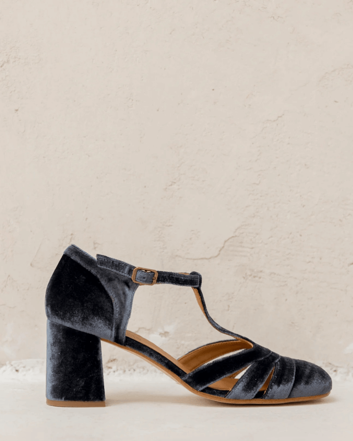 SHOE WITH T-BAR AND STABLE HEEL