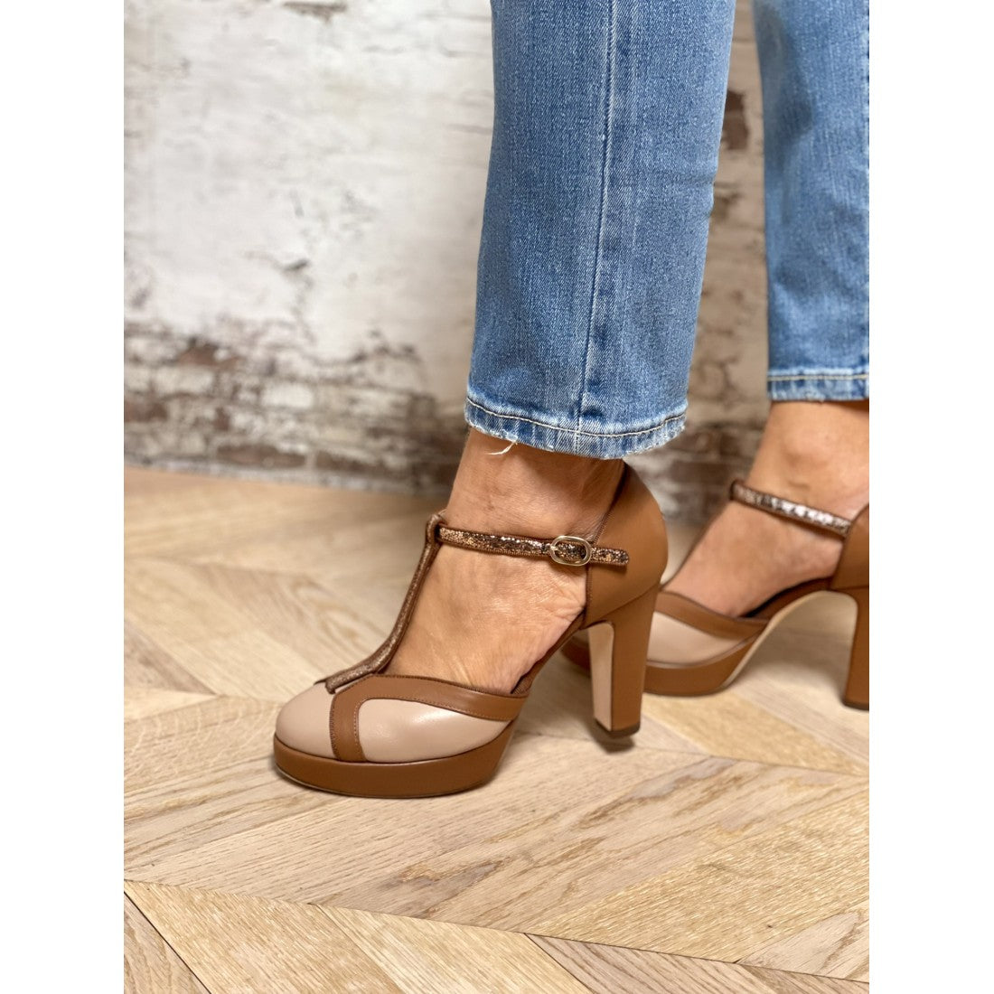 DECOLLETE WITH T-BAR