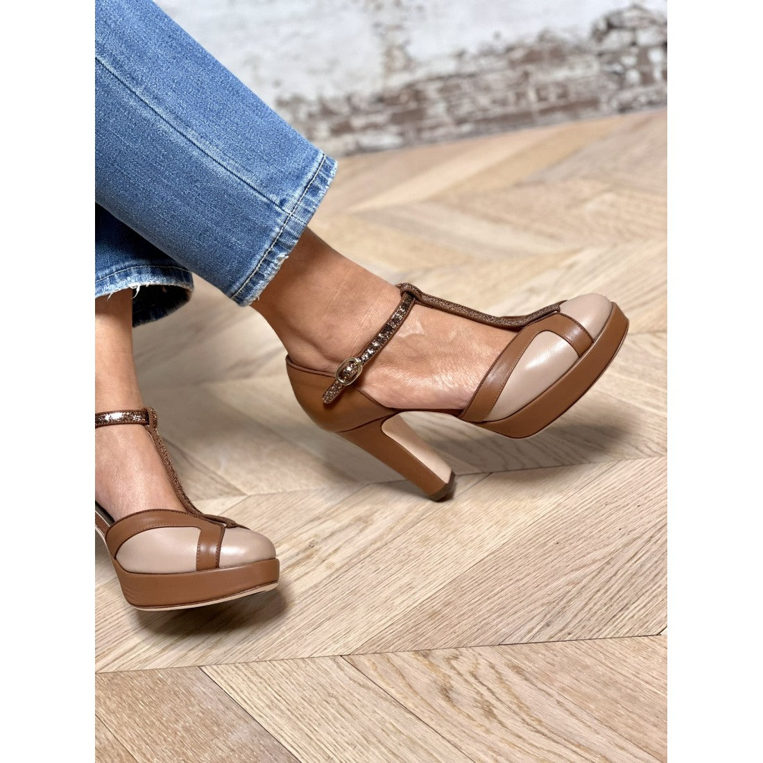 DECOLLETE WITH T-BAR